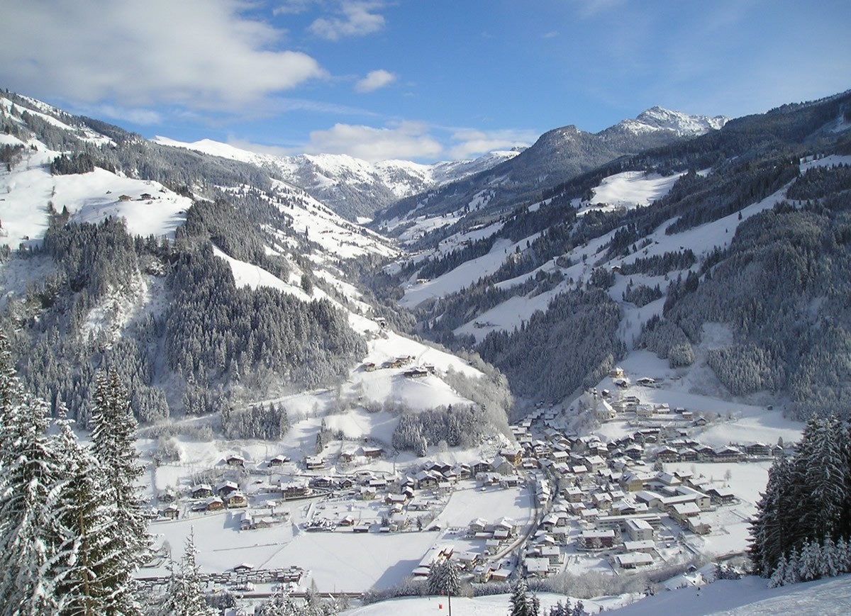 Blick ins Tal auf das verschneite Dorf Großarl