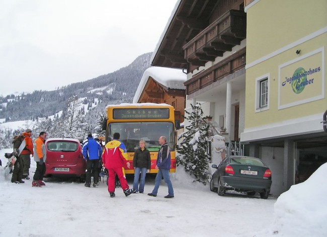Mit dem Skibus beim Skischulkurs zum Skigebiet Großarltal Dorfgastein