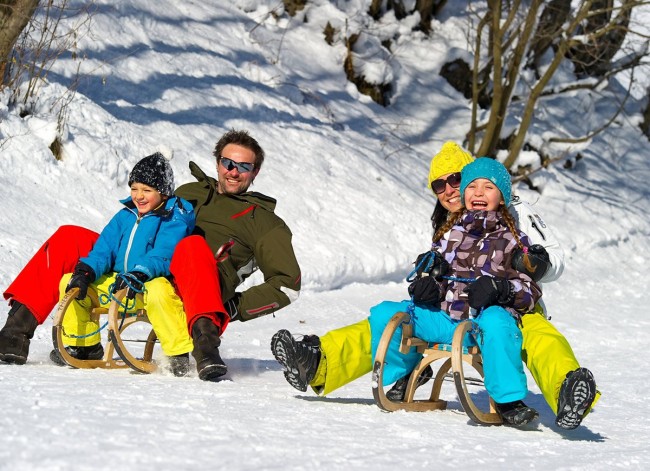 Lustige Rodelpartie im Winter